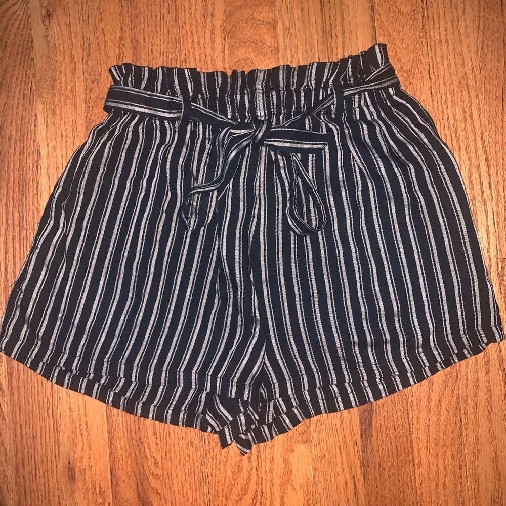 Hollister’s ultra high-rise paper-bag woven shorts